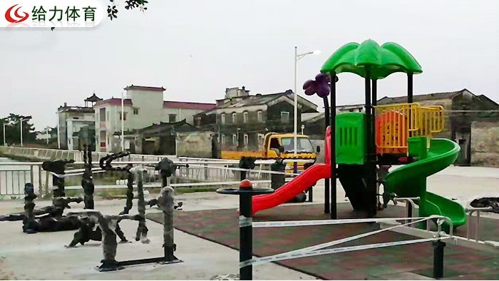 汕頭小區(qū)新增戶外健身器材扭腰器對(duì)有腰疾的老人并不友好，用時(shí)注意