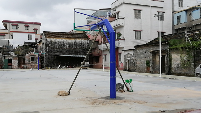 駐村干部幫助安裝籃球架 江門幕村村委會文體中心投入使用