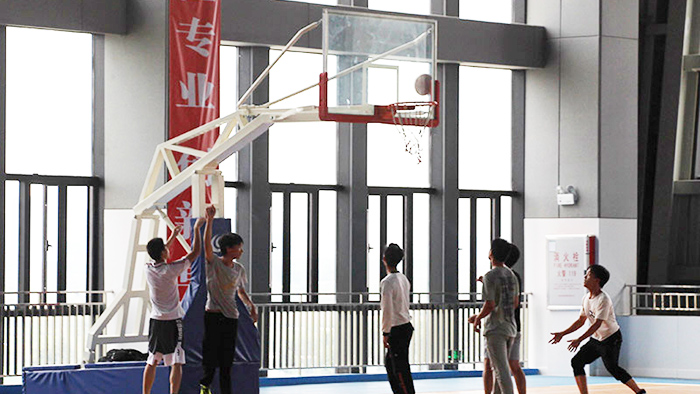 給力體育供應(yīng)安裝的移動(dòng)籃球架的各項(xiàng)參數(shù)