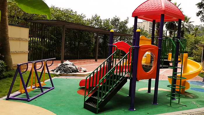 小區(qū)兒童滑梯高溫情況下使用有可能會(huì)燙傷你家寶寶屁股